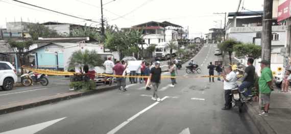 LOS HABITANTES CERRARON LA AVENIDA BOMBOLÍ