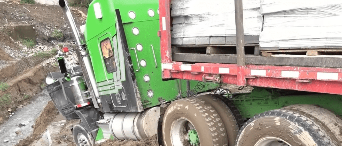 UN TRÁILER SE ACCIDENTÓ EN EL BYPASS CHONE-QUEVEDO