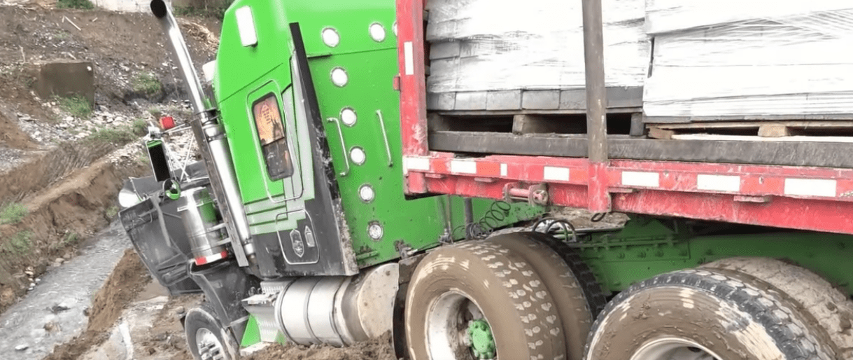 UN TRÁILER SE ACCIDENTÓ EN EL BYPASS CHONE-QUEVEDO