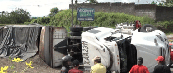 UN TRÁILER, UN CAMIÓN Y UN TAXI CHOCARON EN EL BYPASS QUITO-QUEVEDO