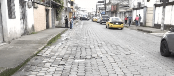 ADOQUINADO DETERIORADO COMPLICA LA MOVILIDAD EN LA CALLE VALENCIA