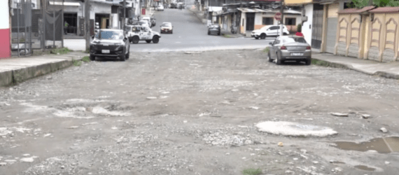 LA CALLE LA CAROLINA SE ENCUENTRA LLENA DE BACHES