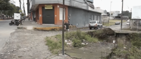 ADVIERTEN QUE LA AV. ESMERALDAS PODRÍA COLAPSAR POR UN SOCAVÓN