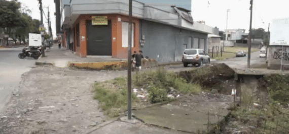 ADVIERTEN QUE LA AV. ESMERALDAS PODRÍA COLAPSAR POR UN SOCAVÓN