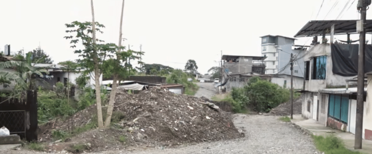 TRABAJOS INCONCLUSOS EN UNA ALCANTARILLA PROVOCA ACUMULACIÓN DE AGUA