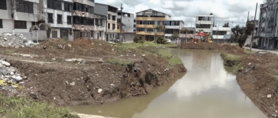 UNA ZANJA SE CONVERTIÓ EN UNA POZA DE AGUA ESTANCADA