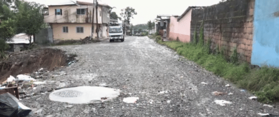 VECINOS ALERTAN QUE LA CALLE SIXTO DURÁN BALLÉN PODRÍA COLAPSAR